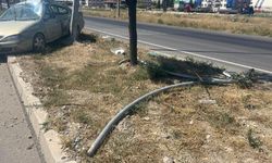 Feci Kaza: Otomobil Refüjdeki Direğe Çarparak Durabildi