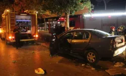 Menderes Bulvarı'nda ağaca çarptı: 2 ölü, 1 ağır yaralı