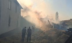 Kütahya'da  4 ev alevlere teslim: Yangın 4 saatte söndürüldü