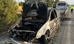 Seyir halindeki otomobil alev aldı