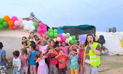 Hayırseverler vatandaşlardan çadır kentteki çocukları özel etkinlik