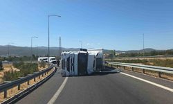Kazaya karışan tır devrildi, kavşakta uzun kuyruklar oluştu