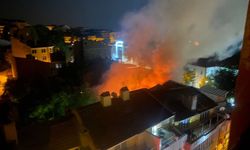 Kütahya'da kuaför dükkanı alev alev yandı