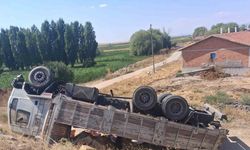 Kütahya’da virajı alamayan kamyon ters döndü: 1 yaralı