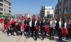 Mahalle Halkı Ellerinde Bayraklarla Zafer Yürüyüşüne Katıldı