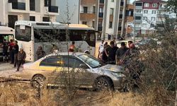 Minibüs ve Otomobil Çarpıştı, Yaya Can Pazarı Yaşadı