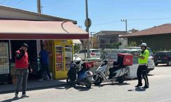 Motosikletli kurye, araç ile çarpıştı