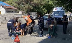 Otomobil ile çarpışan kurye hastaneye sevk edildi