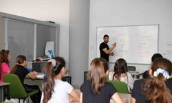 Uluslararası Öğrencilerden Miniklere İngilizce Eğitimi