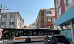 Yolcu otobüsü kabloya takıldı, direk yola düştü