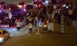 Asker eğlencesinde yolu kilitleyip dans ettiler