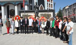CHP Heyeti Zafer Meydanı’nda Çelenk Sundu