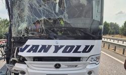 Otobüs, yavaşlayan tıra çarptı: 1 yaralı