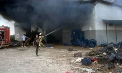 Manisa’da plastik kasa deposu alevlere teslim oldu