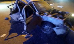 Tır ve otomobil çarpışması aileyi yok etti