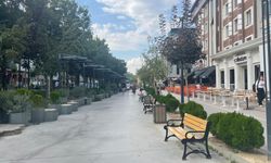 Kütahya’nın Kafeler Caddesi’ndeki Banklar Dökülüyor