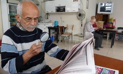 Kütahya’da bir kahvehanede 18 yıldır aynı manzara, büyüteçsiz yapamıyor