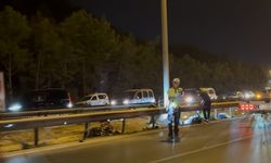 Kavşakta bariyerlere çarpan genç sürücü yaşamını yitirdi