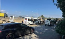 Minibüs ve kamyon birbirine girdi: 2 yaralı