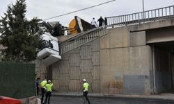 Tır devrildi, kupası viyadükte kaldı