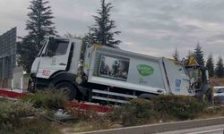 Çöp kamyonu kontrolden çıktı, ortalık savaş alanı