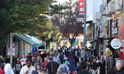 ESKİŞEHİR’DE GÜNEŞLİ HAVA ÇARŞIYI DOLDURDU