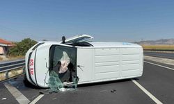 İlaç yüklü araç bariyerlere çarparak devrildi