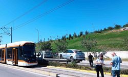 Kontrolden çıkan otomobil tramvay yolunu kapattı