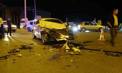 Kütahya’da kamyonla çarpışan araç hurdaya döndü: 3 yaralı