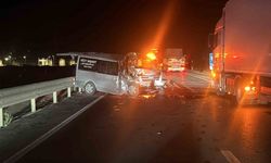 Minibüs, iş makinesine çarptı: 1 yaralı