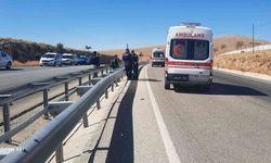 Motosiklet bariyerlere çarptı: 1 yaralı