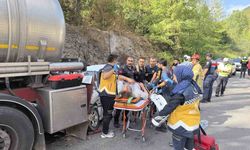 Tehlikeli kaza: Asit tankeriyle otomobil çarpıştı