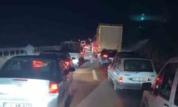 Tır Kazasında Sürücü Yaralandı, Trafik Kilitlendi