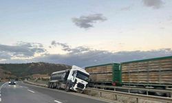 Tır, orta refüje çarptı: 1 yaralı