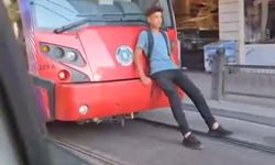 Tramvayın Arkasına Oturdu, Ölümle Burun Buruna Geldi!