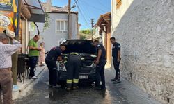 Cadde ortasındaki araç alev aldı