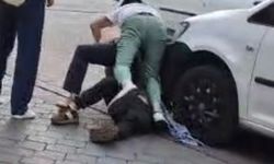 Bıçaklı kavga sokakta yürekleri ağza getirdi