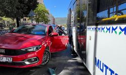 Otomobile, belediye otobüsü çarptı