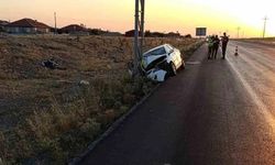 Gece Yarısı Kaza: Direğe Çarpan Araçta 3 Yaralı Var