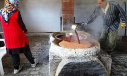 Kütahya'nın köyünde eski usul üzüm pekmezi damak çatlatıyor