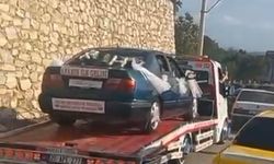 Düğün arabası arızalandı, yoldan geçen çekici yardıma geldi