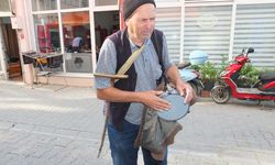 Görme engelli baba, 50 yıldır darbuka çalarak gönülleri kazanıyor
