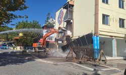 Atatürk Caddesi üzerinde depremde hasar alan otel yıkıldı