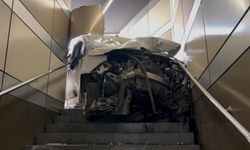 Otomobil, metro istasyonuna girdi: 1 yaralı