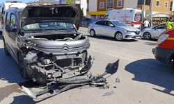 Hafif ticari araç kazada pert oldu: 4 yaralı