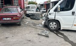 Kütahya'da öğrenci taşıyan minibüsler çarpıştı: 7 yaralı