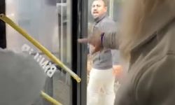 Sürücü yolculara küstü, durağa çekip aşağı indi