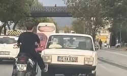 Tek ayağıyla yolda kalan otomobili iterek hareket ettirdi