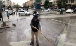 63 Yaşındaki Adamın Çamurla Mücadelesi Takdir Topladı