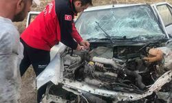 Balıkesir’de Can Pazarı: Otomobil Kamyona Çarptı